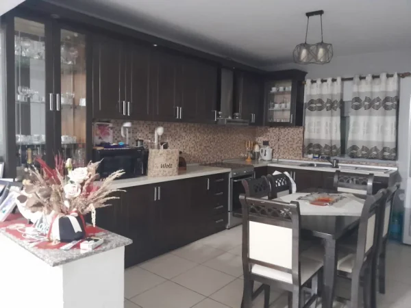 Tirane, jepet me qera apartament 3+1 Kati 2, 86 m² 500 € (Laprakë)