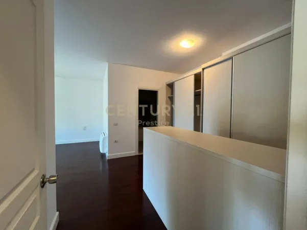 Tirane, jepet me qera apartament 2+1+Ballkon Kati 1, 125 m² 1.700 € (Teg)
