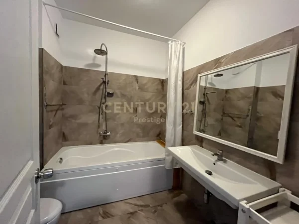 Tirane, jepet me qera apartament 2+1+Ballkon Kati 1, 125 m² 1.700 € (Teg)