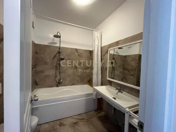 Tirane, jepet me qera apartament 2+1+Ballkon Kati 1, 125 m² 1.700 € (Teg)