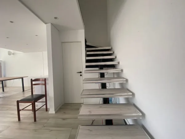 Tirane, jepet me qera zyre Kati 1, 93 m² 1.200 € (Rruga Bedri Karapici)