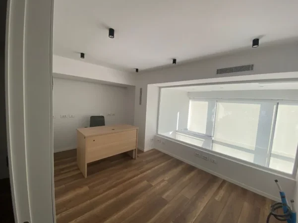 Tirane, jepet me qera zyre Kati 1, 93 m² 1.200 € (Rruga Bedri Karapici)