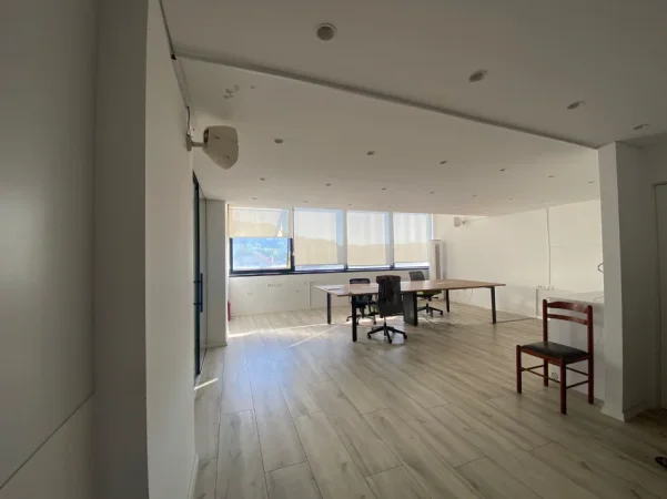Tirane, jepet me qera zyre Kati 1, 93 m² 1.200 € (Rruga Bedri Karapici)