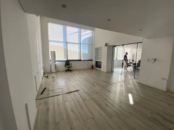 Tirane, jepet me qera zyre Kati 1, 93 m² 1.200 € (Rruga Bedri Karapici)