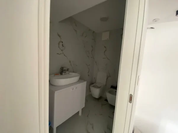 Tirane, jepet me qera zyre Kati 1, 93 m² 1.200 € (Rruga Bedri Karapici)