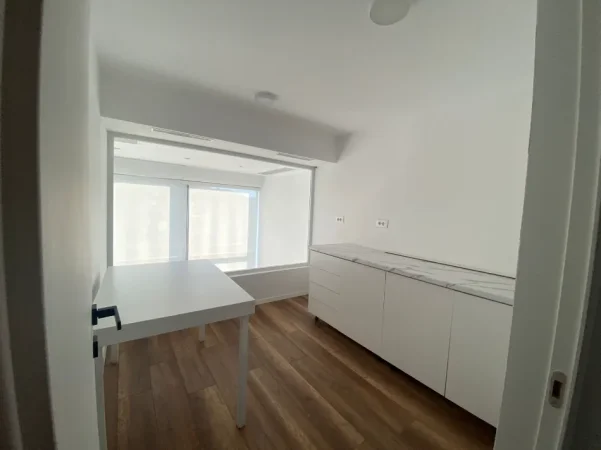 Tirane, jepet me qera zyre Kati 1, 93 m² 1.200 € (Rruga Bedri Karapici)