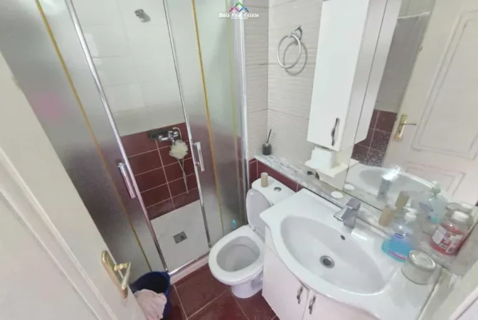Tirane, jepet me qera apartament 1+1+Ballkon Kati 3, 65 m² 500 € (tregu elektrik)