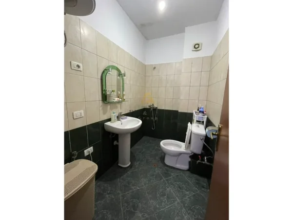 Tirane, shitet apartament 1+1+Ballkon Kati 1, 96 m² 92.000 € (Zona e 3-shit)