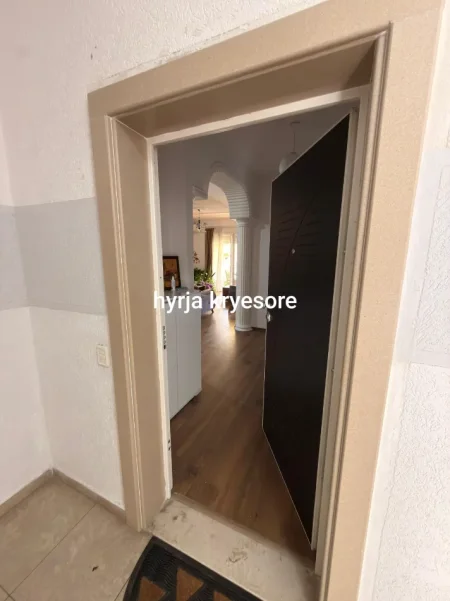 Tirane, jepet me qera apartament 2+1+2 Kati 4, 117 m² 700 € (KOPSHTI BOTANIK)