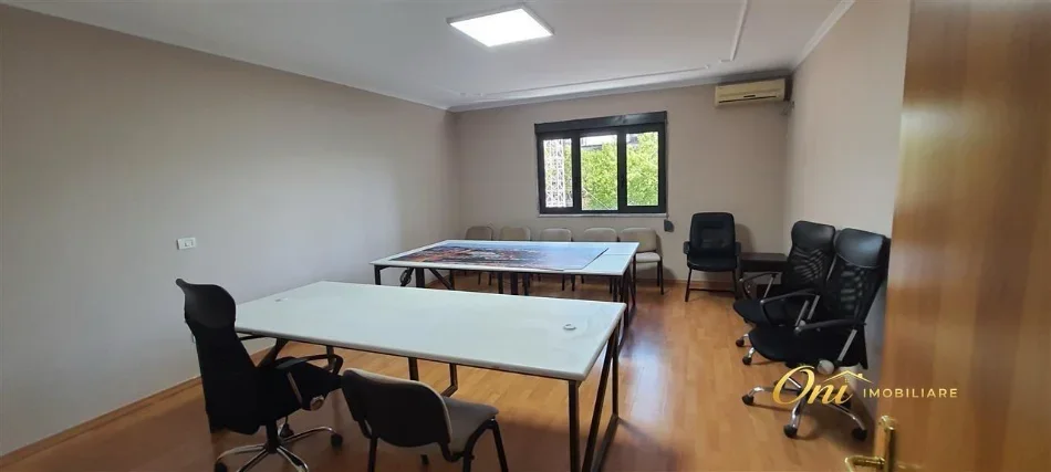 Tirane, jepet me qera zyre Kati 3, 130 m² 1.300 € (KAJO KARAFILI)