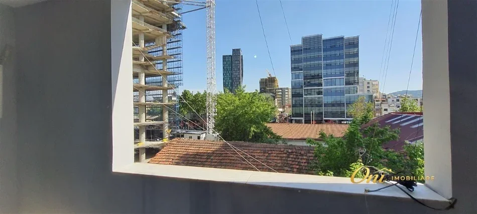 Tirane, jepet me qera zyre Kati 3, 130 m² 1.300 € (KAJO KARAFILI)