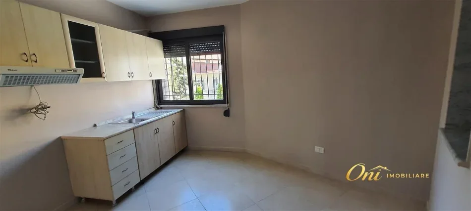 Tirane, jepet me qera zyre Kati 3, 130 m² 1.300 € (KAJO KARAFILI)