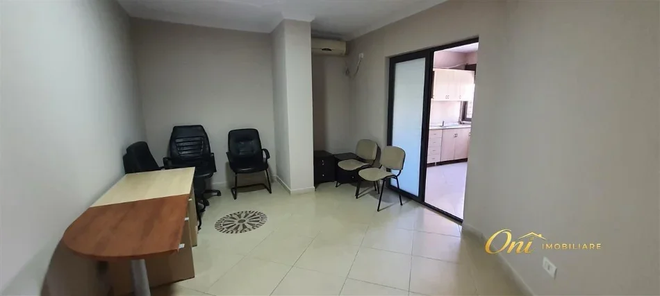 Tirane, jepet me qera zyre Kati 3, 130 m² 1.300 € (KAJO KARAFILI)