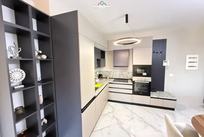 Tirane, jepet me qera apartament 3+1 Kati 15, 130 m² 1.500 € (garden building)