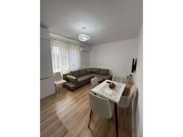 Tirane, jepet me qera 1+1 Kati 3, 70 m² 700 €