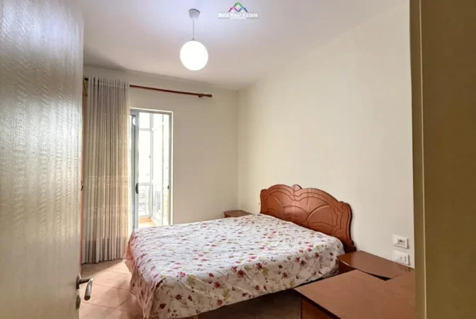 Tirane, shes apartament 1+1+Ballkon Kati 5, 64 m² 135.000 € (ali demi)