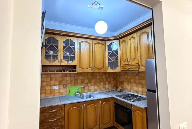 Tirane, shes apartament 1+1+Ballkon Kati 5, 64 m² 135.000 € (ali demi)