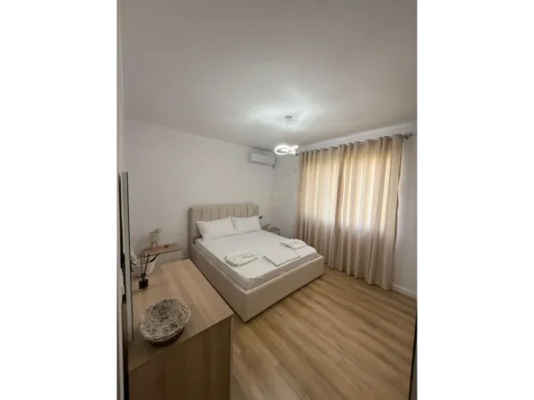 Tirane, jepet me qera 1+1 Kati 3, 70 m² 700 €
