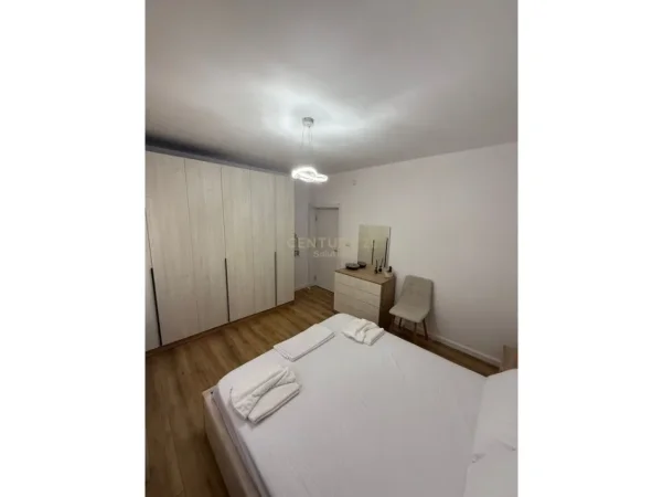Tirane, jepet me qera 1+1 Kati 3, 70 m² 700 €
