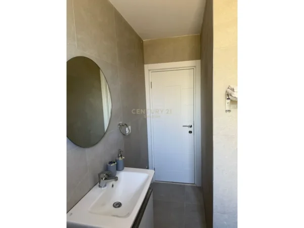 Tirane, jepet me qera 1+1 Kati 3, 70 m² 700 €