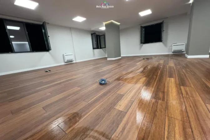 Tirane, jepet me qera zyre Kati 1, 120 m² 1.700 € (qender)