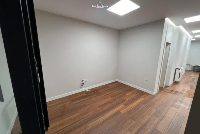 Tirane, jepet me qera zyre Kati 1, 120 m² 1.700 € (qender)
