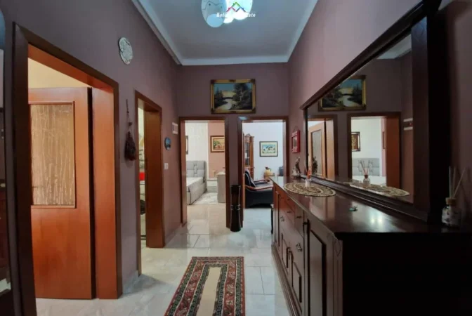 Tirane, jepet me qera apartament 2+1 Kati 2, 65 m² 680 € (ish ekspozita)