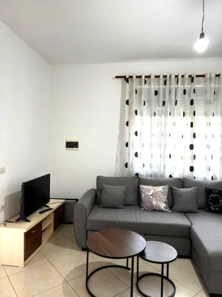 Jepet me qera shtepi private, tipologji 2+1, tek Casa Italia