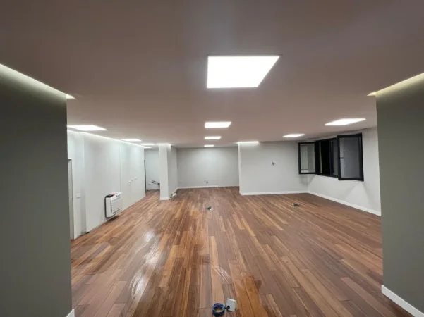 Tirane, jepet me qera zyre Kati 1, 120 m² 1.700 € (Rruga Ibrahim Rugova)