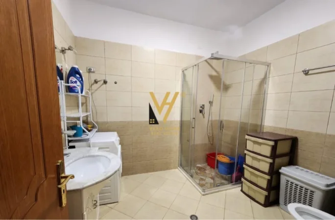 Tirane, jepet me qera apartament 2+1+Ballkon Kati 4, 100 m² 800 € (MYSLYM SHYRI)
