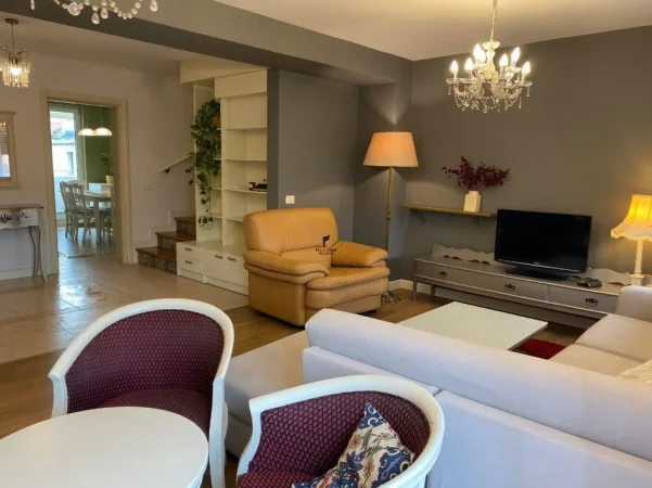 Tirane, jepet me qera apartament 3+1 Kati 4, 120 m² 900 € (RRUGA E DURRESIT)