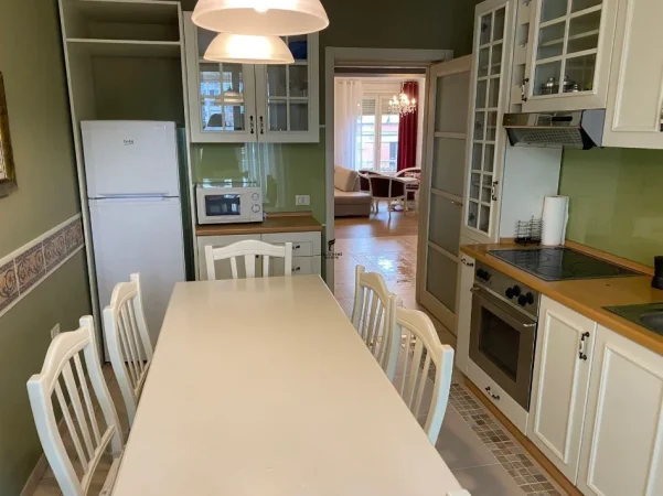 Tirane, jepet me qera apartament 3+1 Kati 4, 120 m² 900 € (RRUGA E DURRESIT)