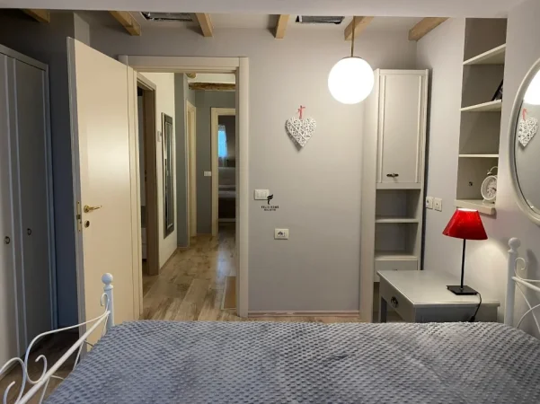Tirane, jepet me qera apartament 3+1 Kati 4, 120 m² 900 € (RRUGA E DURRESIT)