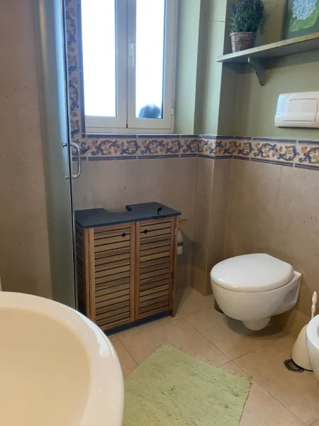 Tirane, jepet me qera apartament 3+1 Kati 4, 120 m² 900 € (RRUGA E DURRESIT)
