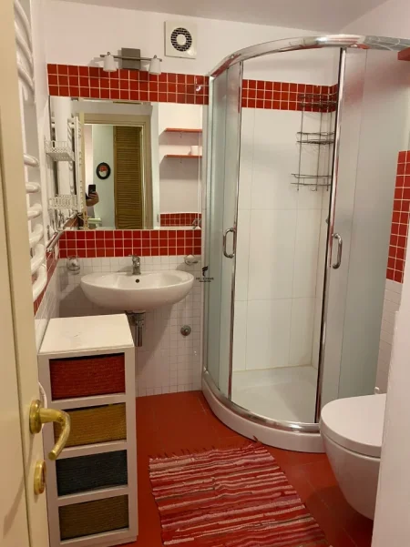 Tirane, jepet me qera apartament 3+1 Kati 4, 120 m² 900 € (RRUGA E DURRESIT)
