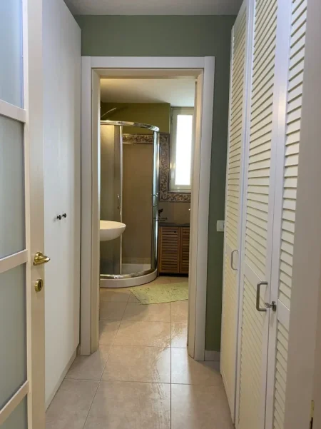 Tirane, jepet me qera apartament 3+1 Kati 4, 120 m² 900 € (RRUGA E DURRESIT)