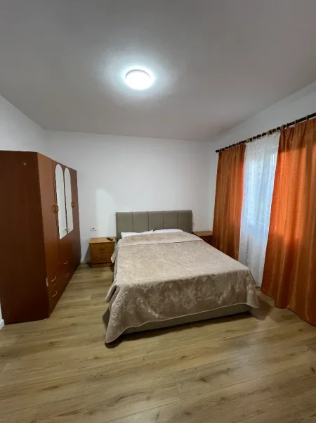 Tirane, jepet me qera apartament 1+1 Kati 1, 45 m² 300 € (Erdison gjergjo)