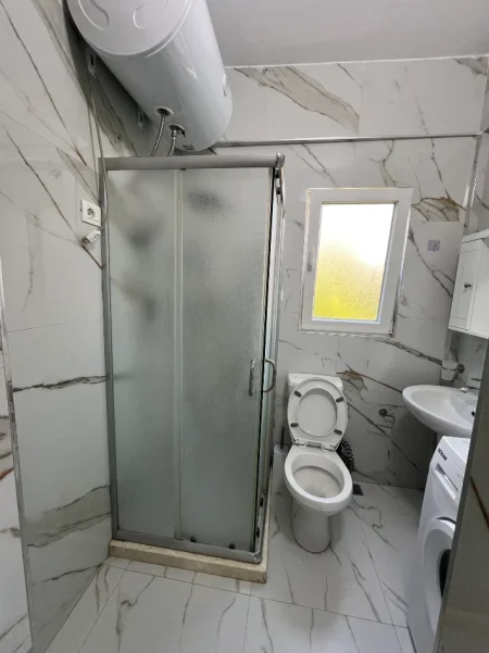Tirane, jepet me qera apartament 1+1 Kati 1, 45 m² 300 € (Erdison gjergjo)
