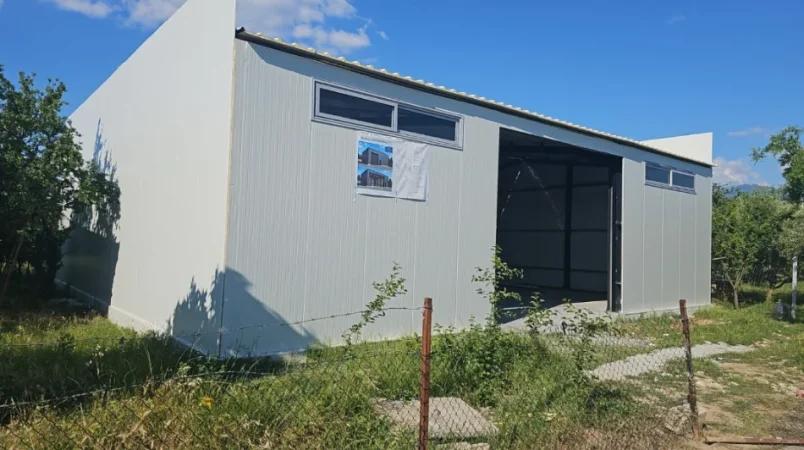 Tirane, jepet me qera magazine Kati 0, 220 m² 950 € 