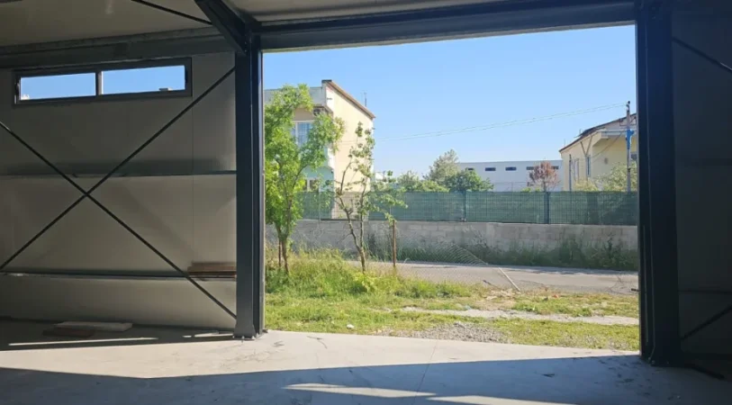 Tirane, jepet me qera magazine Kati 0, 220 m² 950 € 