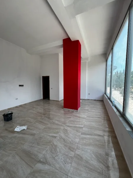 Tirane, shes dyqan Kati 0, 53 m² 70.000 € (Rruga Joklin Persi)