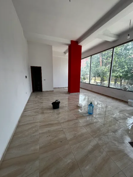 Tirane, shes dyqan Kati 0, 53 m² 70.000 € (Rruga Joklin Persi)
