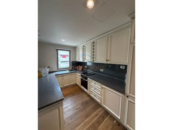 Tirane, jepet me qera apartament 3+1 Kati 7, 120 m² 1.500 € (Kompleksi Delijorgji)