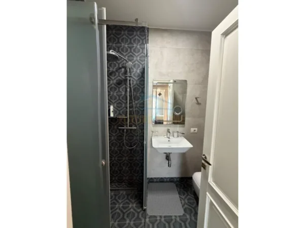 Tirane, jepet me qera apartament 3+1 Kati 7, 120 m² 1.500 € (Kompleksi Delijorgji)