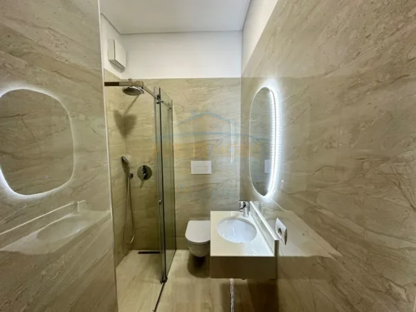 Tirane, jepet me qera apartament 2+1+Ballkon Kati 1, 104 m² 1.200 € (TEG)