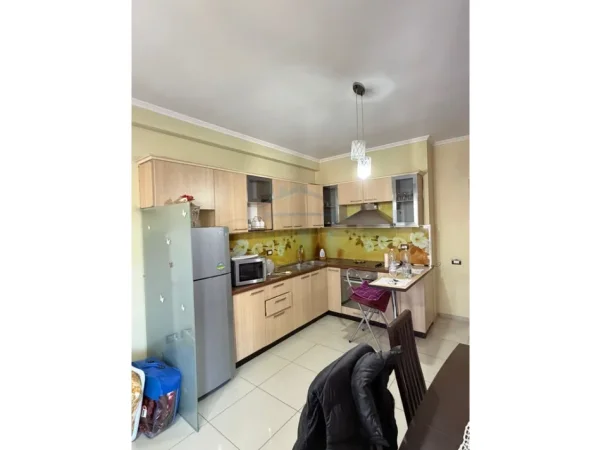 Tirane, jepet me qera apartament 2+1+Ballkon Kati 5, 83 m² 550 € (Unaza e Re)