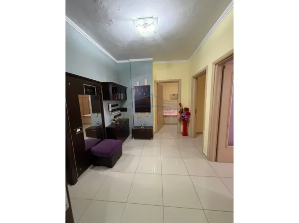 Tirane, jepet me qera apartament 2+1+Ballkon Kati 5, 83 m² 550 € (Unaza e Re)
