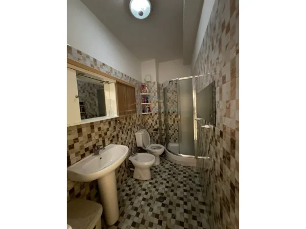 Tirane, jepet me qera apartament 2+1+Ballkon Kati 5, 83 m² 550 € (Unaza e Re)