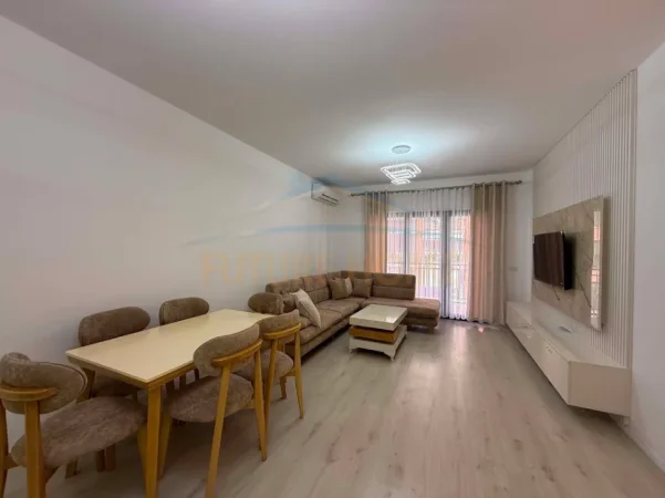 Tirane, jepet me qera apartament 2+1+Ballkon Kati 2, 108 m² 700 € (Unaza e Re)