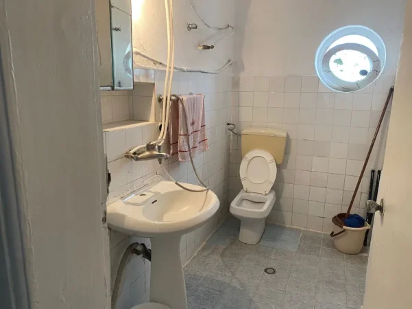 jepet me qera apartament Kati 4, 85 m² 450 € (rruga e Dibres tek Medreseja Tirane)